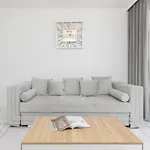 Praga Arte With Parking & Balcony By Renters Appartement *