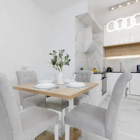 Praga Arte With Parking & Balcony By Renters